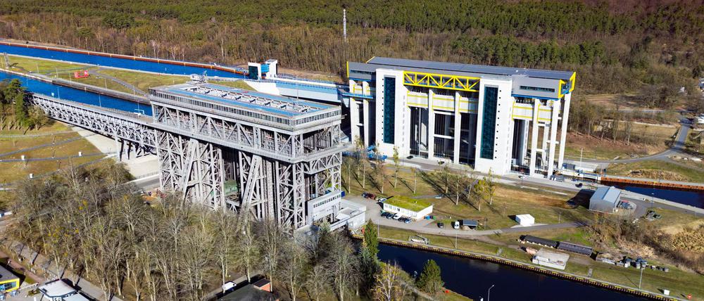 Mit den Schiffshebewerken in Niederfinow überwinden Schiffe auf der Oder-Havel-Wasserstraße einen Höhenunterschied von 36 Metern. (Archivbild)