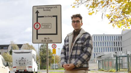 Der Anwohner und Stadtverordnete Benjamin Körner (Volt) fordert einen früheren Bau des Gehweges.