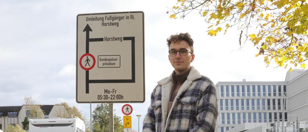 Der Anwohner und Stadtverordnete Benjamin Körner (Volt) fordert einen früheren Bau des Gehweges.