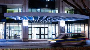 Ein Polizeiauto fährt am Bereitschaftsgericht vom Amtsgericht Tiergarten vorbei. 