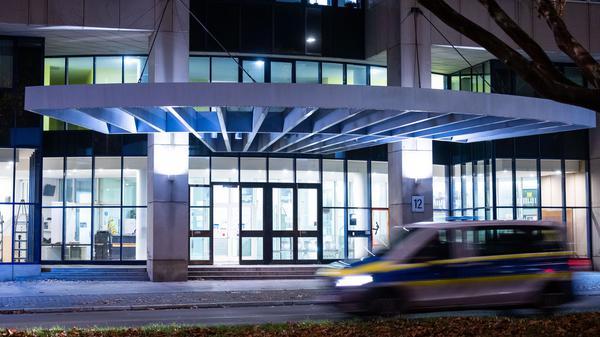 Ein Polizeiauto fährt am Bereitschaftsgericht vom Amtsgericht Tiergarten vorbei.