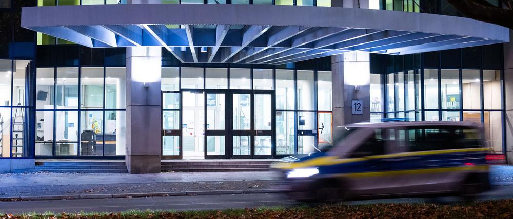 Ein Polizeiauto fährt am Bereitschaftsgericht vom Amtsgericht Tiergarten vorbei. 