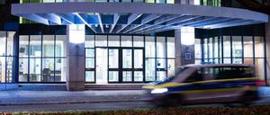 Ein Polizeiauto fährt am Bereitschaftsgericht vom Amtsgericht Tiergarten vorbei.