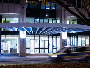 Ein Polizeiauto fährt am Bereitschaftsgericht vom Amtsgericht Tiergarten vorbei.