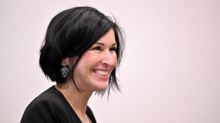 Potsdams neue Oberbürgermeisterin 
Noosha Aubel (parteilos) bei einem Spendenübergabe-Termin am Montag.