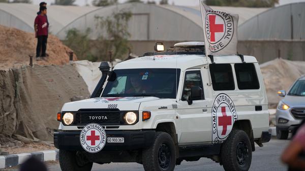 Ein Fahrzeug des Roten Kreuzes, das Teil eines Konvois ist, der die Leichen zweier Personen transportiert, die von der Hamas übergeben wurden.