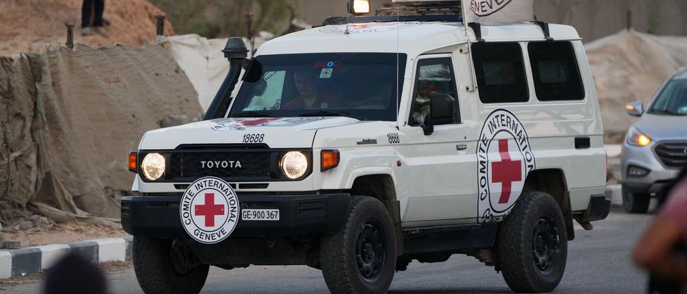 Ein Fahrzeug des Roten Kreuzes, das Teil eines Konvois ist, der die Leichen zweier Personen transportiert, die von der Hamas übergeben wurden.