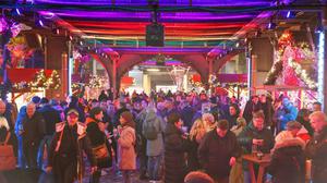 Am 5. November starten die LGBTQIA* Winterdays und am 24. November der LGBTQIA* Weihnachtsmarkt „CHRISTMAS AVENUE“ auf dem Nollendorfplatz, unter der Hochbahntrasse der U2, in Berlin. 