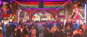 Am 5. November starten die LGBTQIA* Winterdays und am 24. November der LGBTQIA* Weihnachtsmarkt „CHRISTMAS AVENUE“ auf dem Nollendorfplatz, unter der Hochbahntrasse der U2, in Berlin. 