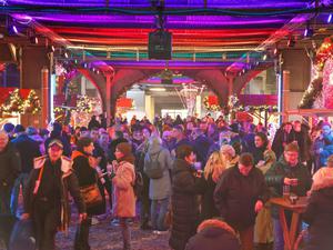 Am 5. November starten die LGBTQIA* Winterdays und am 24. November der LGBTQIA* Weihnachtsmarkt „CHRISTMAS AVENUE“ auf dem Nollendorfplatz, unter der Hochbahntrasse der U2, in Berlin.