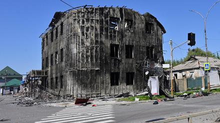Anwohner gehen an beschädigten Gebäuden im Zentrum von Pokrowsk vorbei, dem Schauplatz der schwersten Gefechte mit den russischen Truppen in der Region Donezk. 