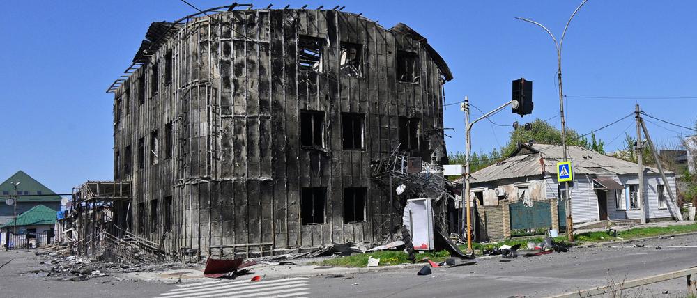 Anwohner gehen an beschädigten Gebäuden im Zentrum von Pokrowsk vorbei, dem Schauplatz der schwersten Gefechte mit den russischen Truppen in der Region Donezk. 
