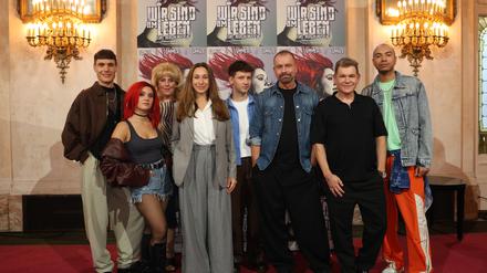 Ein Gruppenfoto zeigt den Cast des Musicals „Wir sind am Leben“.