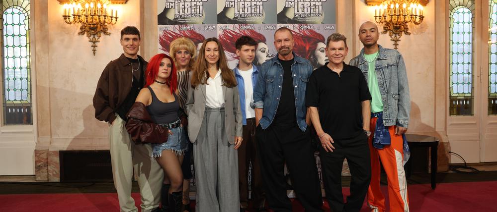 Ein Gruppenfoto zeigt den Cast des Musicals „Wir sind am Leben“.