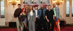 Ein Gruppenfoto zeigt den Cast des Musicals „Wir sind am Leben“.