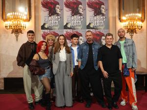 Ein Gruppenfoto zeigt den Cast des Musicals „Wir sind am Leben“.