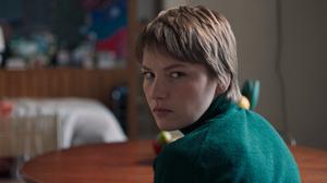 Elif (Devrim LIngnau) ist Praktikantin beim Film und gerät ins Diskursfeuer um Koranverbrennungen und Ressentiments gegen Migranten.