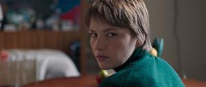 Elif (Devrim LIngnau) ist Praktikantin beim Film und gerät ins Diskursfeuer um Koranverbrennungen und Ressentiments gegen Migranten.