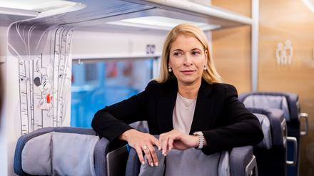 Evelyn Palla, Vorstandsvorsitzende der DB, steht bei der Premiere des neuen ICE L der Deutschen Bahn am Berliner Ostbahnhof in der 2. Klasse im Familienbereich.