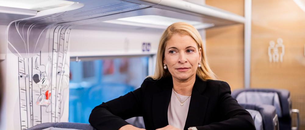 Evelyn Palla, Vorstandsvorsitzende der DB, steht bei der Premiere des neuen ICE L der Deutschen Bahn am Berliner Ostbahnhof in der 2. Klasse im Familienbereich.