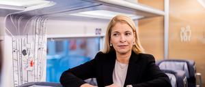 Evelyn Palla, Vorstandsvorsitzende der DB, steht bei der Premiere des neuen ICE L der Deutschen Bahn am Berliner Ostbahnhof in der 2. Klasse im Familienbereich.