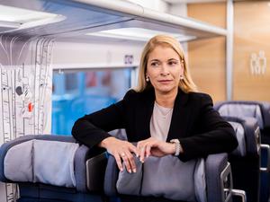 Evelyn Palla, Vorstandsvorsitzende der DB, steht bei der Premiere des neuen ICE L der Deutschen Bahn am Berliner Ostbahnhof in der 2. Klasse im Familienbereich.