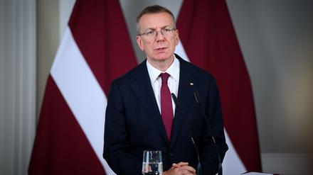 Edgars Rinkevics, Präsident von Lettland, äußert sich bei einer Pressekonferenz mit Bundespräsident Steinmeier im Amtssitz des Präsidenten.