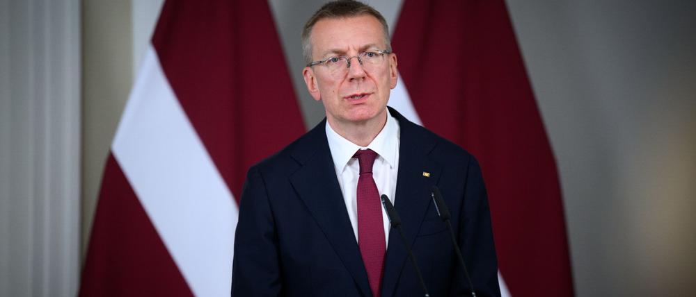 Edgars Rinkevics, Präsident von Lettland, äußert sich bei einer Pressekonferenz mit Bundespräsident Steinmeier im Amtssitz des Präsidenten.