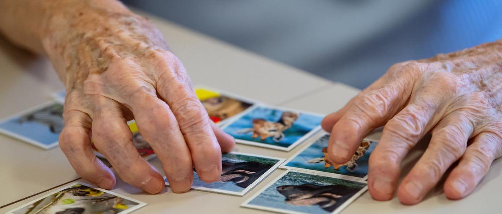Eine Bewohnerin des Altenheims Maria Eich spielt auf einer Pflegestation das Spiel «Memory» und legt Kartenpaare zusammen. Ein neues, noch nicht zugelassenes Alzheimer-Medikament könnte Studiendaten zufolge das Fortschreiten der Erkrankung abbremsen. 