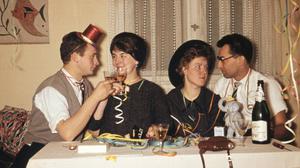 Lockerungsübungen mit Alkohol: Paare stoßen 1958 bei einer Silvester-Party miteinander an.