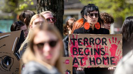 Seit Jahren demonstrieren Lettinnen für mehr Schutz vor partnerschaftlicher Gewalt – erst 2024 ratifizierte Riga die entsprechende Istanbul-Konvention.