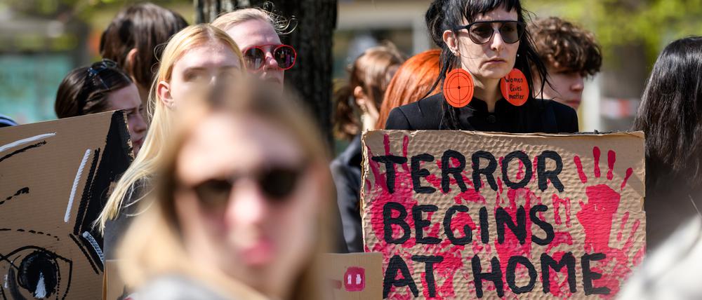 Seit Jahren demonstrieren Lettinnen für mehr Schutz vor partnerschaftlicher Gewalt – erst 2024 ratifizierte Riga die entsprechende Istanbul-Konvention.