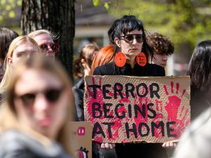 Seit Jahren demonstrieren Lettinnen für mehr Schutz vor partnerschaftlicher Gewalt – erst 2024 ratifizierte Riga die entsprechende Istanbul-Konvention. 