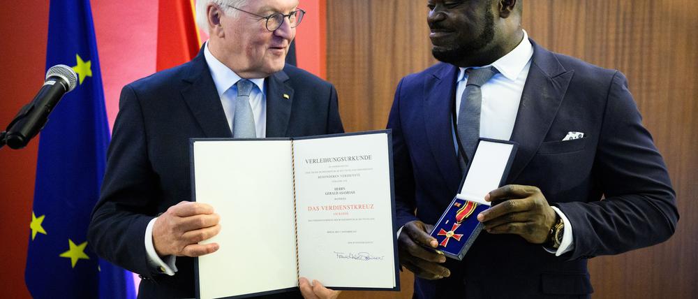 Der frühere Fußball-Nationalspieler Gerald Asamoah (r) erhält von Bundespräsident Frank-Walter Steinmeier das Bundesverdienstkreuz.