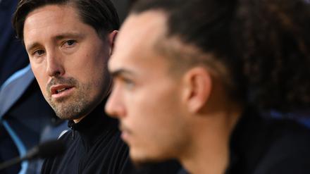 Co-Trainer Jan Fießer (l) vertrat den erkälteten Eintracht-Chefcoach Dino Toppmöller auf der Pressekonferenz.