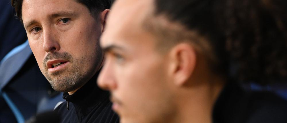 Co-Trainer Jan Fießer (l) vertrat den erkälteten Eintracht-Chefcoach Dino Toppmöller auf der Pressekonferenz.