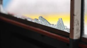 Eine zerbrochene Scheibe. (Symbolbild)