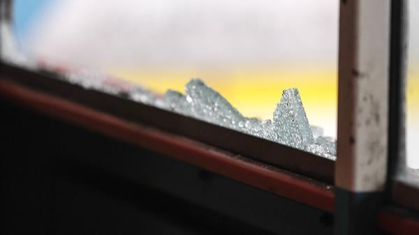 Eine zerbrochene Scheibe. (Symbolbild)