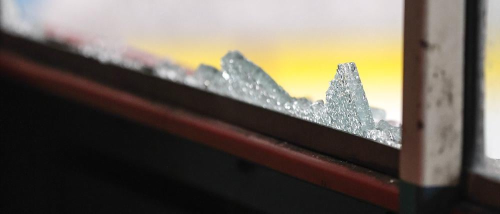 Eine zerbrochene Scheibe. (Symbolbild)