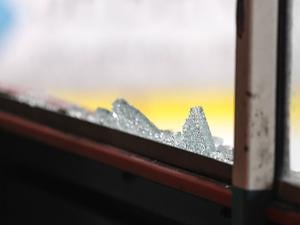 Eine zerbrochene Scheibe. (Symbolbild)