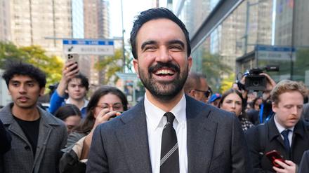 New Yorker Bürgermeisterkandidat Zohran Mamdani umringt von Reportern.