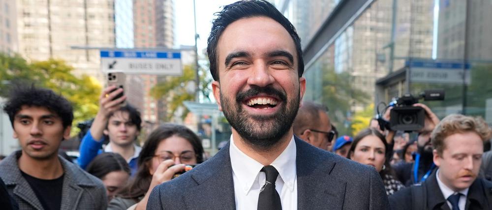 New Yorker Bürgermeisterkandidat Zohran Mamdani, umringt von Reportern