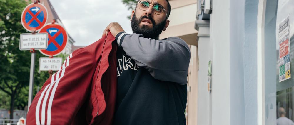 Burak hilft als Streetworker in Berlin Jugendlichen.