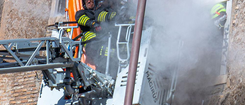 Während des Rettungseinsatzes der Feuerwehr stürzte ein weiterer Teil des Turms ein.