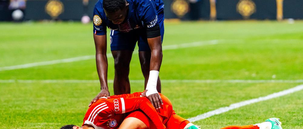 Jamal Musiala am Boden: Bei der Club-WM verletzte er sich schwer im Spiel gegen Paris Sant-Germain. (Archivbild)