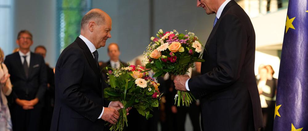 Das Kanzleramt hat SPD-Mann Scholz an seinen CDU-Nachfolger Merz übergeben - einfacher Abgeordneter bleibt er. (Archivbild)