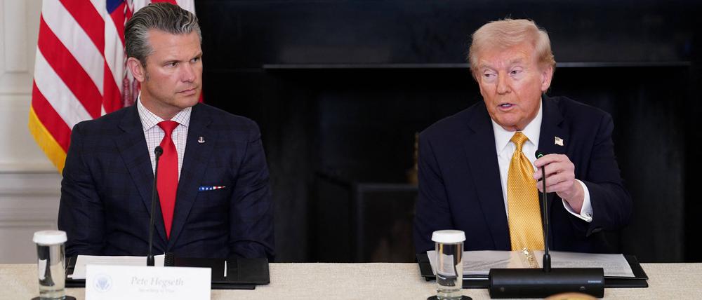 US-Verteidigungsminister Pete Hegseth (l) und US-Präsident Donald Trump am 23. Oktober im Weißen Haus.