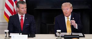 US-Verteidigungsminister Pete Hegseth (l) und US-Präsident Donald Trump am 23. Oktober im Weißen Haus.