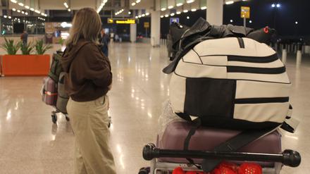 Eine afghanische Frau wartet am Flughafen in Islamabad auf ihre Ausreise nach Deutschland.