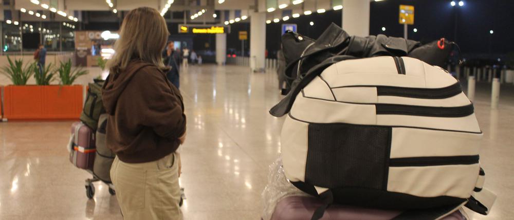 Eine afghanische Frau wartet am Flughafen in Islamabad auf ihre Ausreise nach Deutschland.